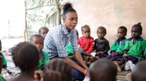 Profesora dando clase en la Escuela de Sare Bigi